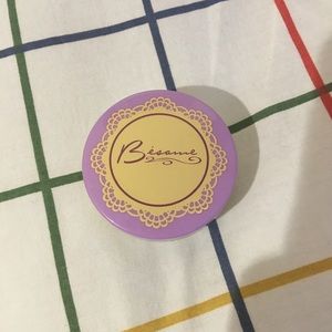 Besime translucent powder.